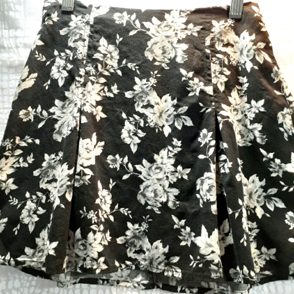 💖BUY 1 GET 1 FREE💖 FLORAL MINI SKIRT-BETHANY MOTA-XS
